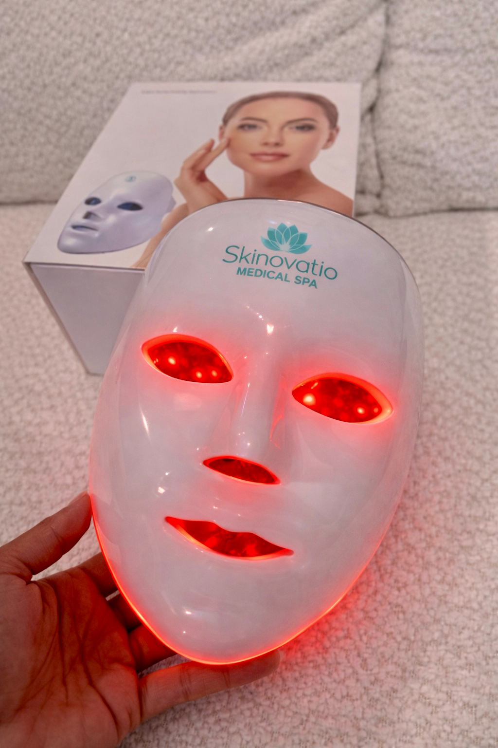Skinovatio Red Light Therapy Mask glowing